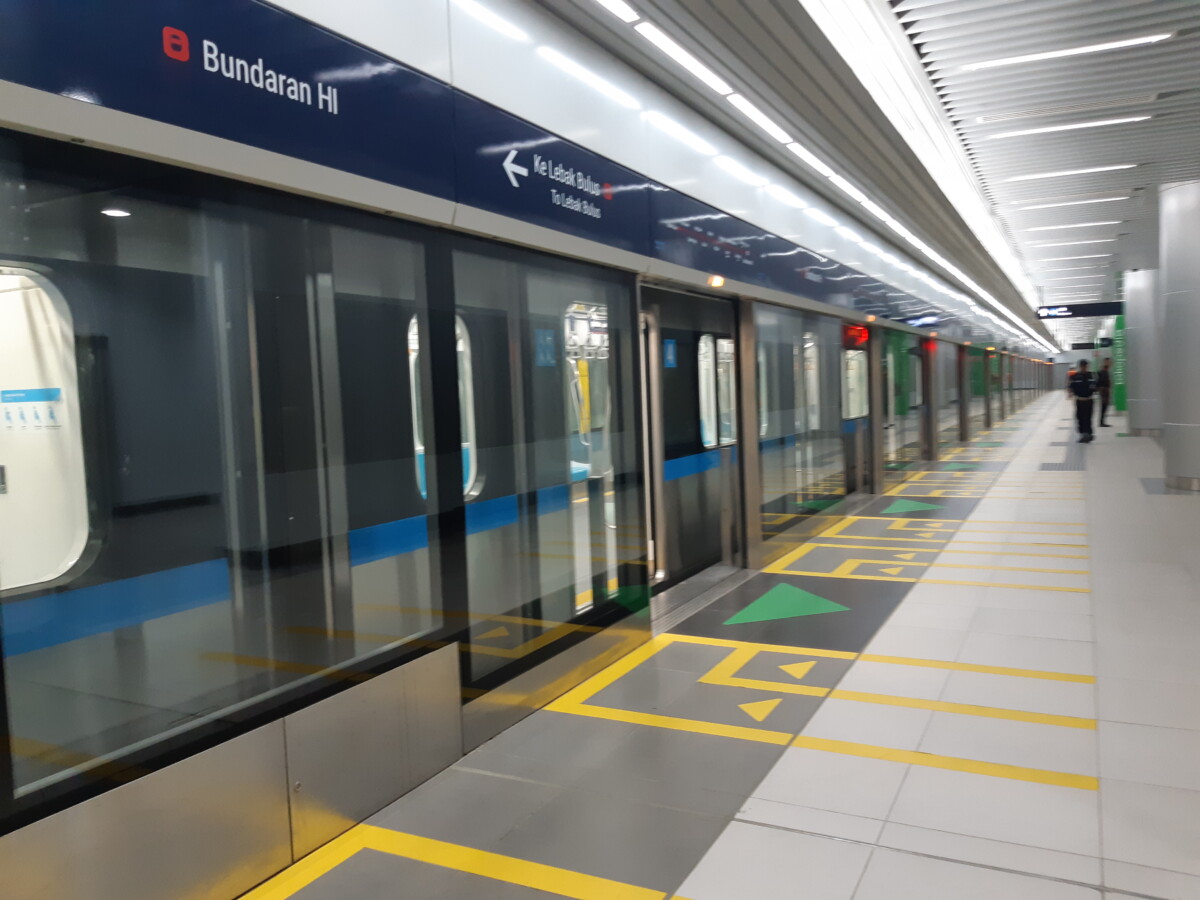 Budaya Saat Naik MRT